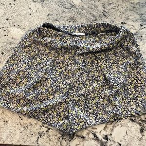 Free flow light weight print shorts with pockets